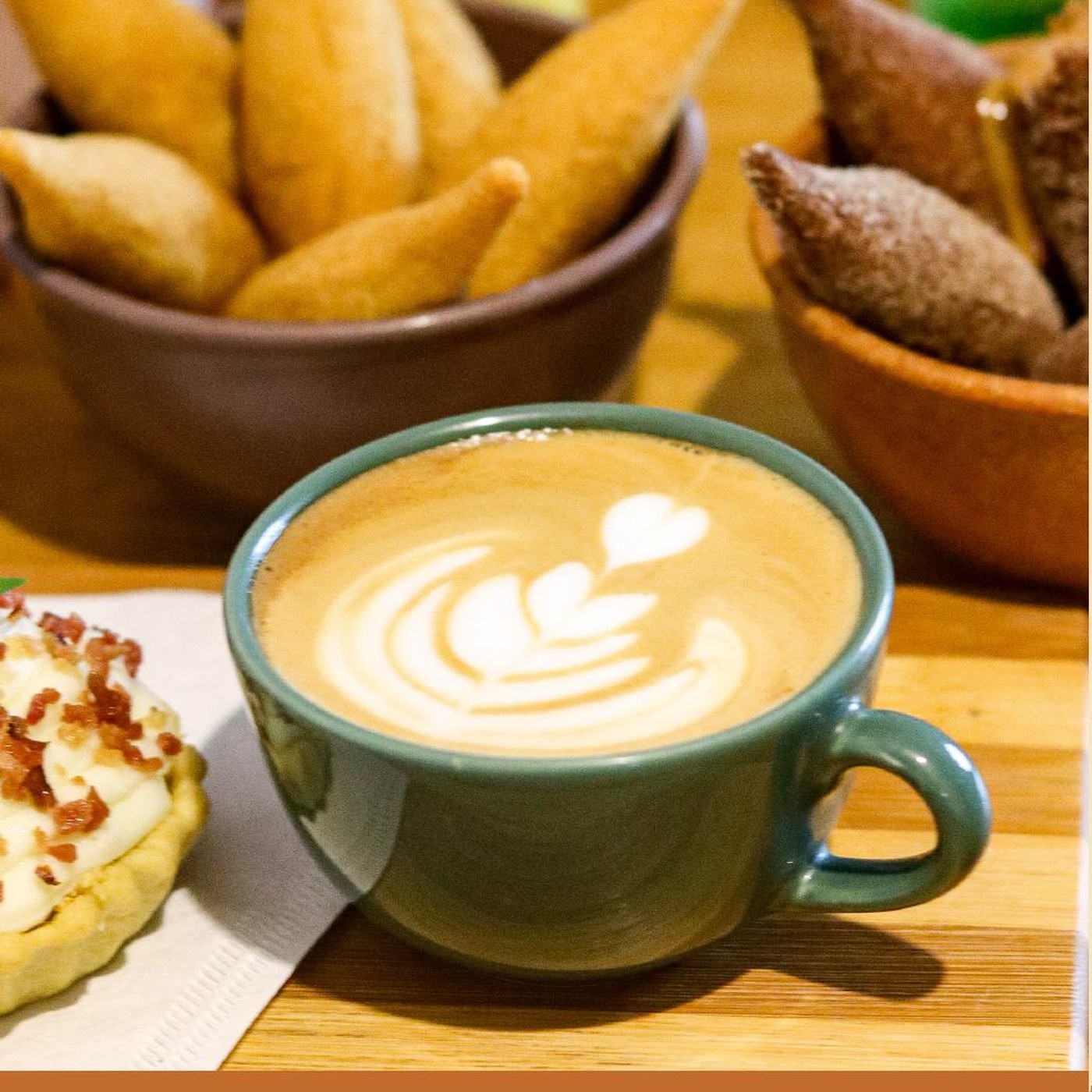 Cappuccino e comidinhas servidos na mesa