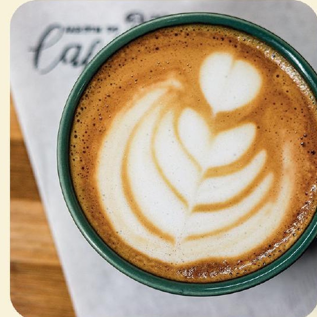 Café com latte art servido na xícara